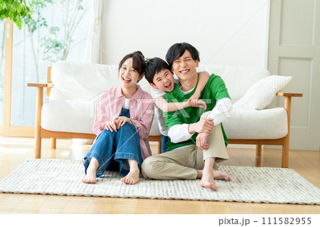 リビングで団らんする若い家族 リビングで団らんする若い家族 111582955