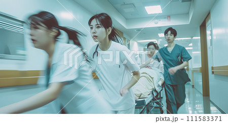 ストレッチャーで患者を運ぶ医師と看護師 111583371