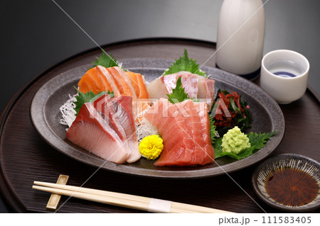 刺身の盛り合わせ。 マグロ中トロ、サーモン、ブリ、鯛。 伝統的な日本料理。 111583405