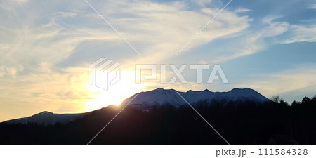 信州・夕焼け空と雪の御嶽山(御岳山) 信州・夕焼け空と雪の御嶽山(御岳山) 111584328