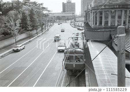 24年前に廃止された白山駅前に停車中の新潟交通の電車 (1989年頃撮影) 24年前に廃止された白山駅前に停車中の新潟交通の電車 (1989年頃撮影) 111585229