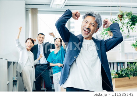 目標達成に歓喜するビジネスパーソン 111585345