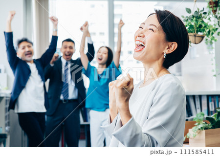 目標達成を喜ぶビジネスチーム 目標達成を喜ぶビジネスチーム 111585411