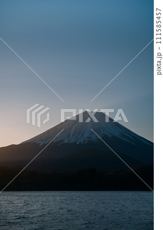 富士山と迎える初日の出 111585457