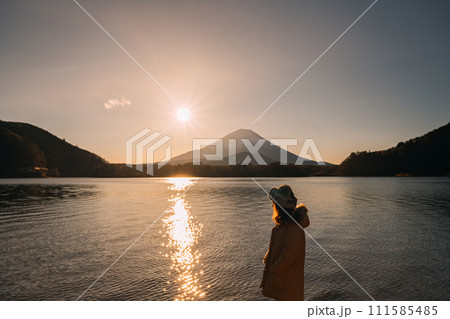 富士山の麓から日の出を迎える女の子 富士山の麓から日の出を迎える女の子 111585485