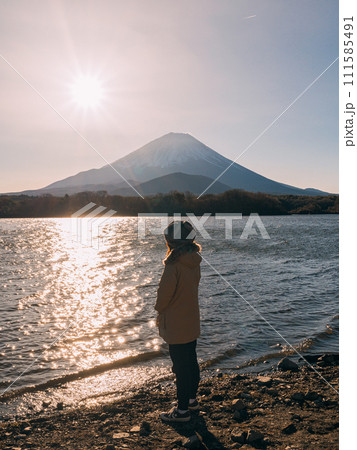 富士山の麓から日の出を迎える女の子 111585491