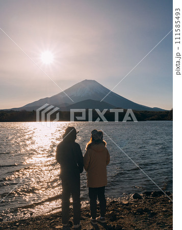 富士山の麓から富士山を眺めるカップル 111585493