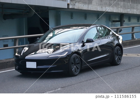 街中を走る電気自動車　イメージ 111586155