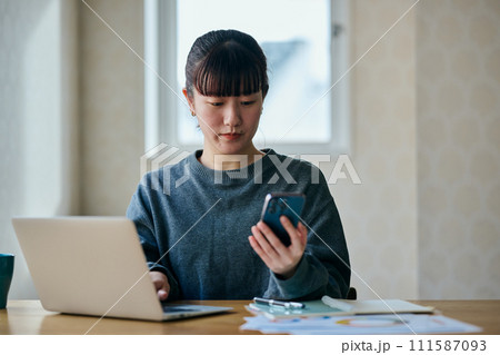 スマホを操作する若い女性 111587093