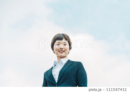 リクルートスーツ姿の若い女性 リクルートスーツ姿の若い女性 111587432