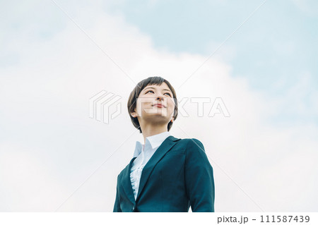 リクルートスーツ姿の若い女性 111587439