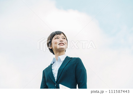 リクルートスーツ姿の若い女性 111587443