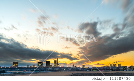 「埼玉県」さいたま新都心と見沼田んぼの夕景 111587450