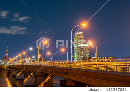 「東京都」荒川にかかる新荒川大橋の夜景　国道122号 111587832