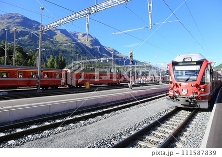 サンモリッツ駅に停車するクール行き普通列車(スイス グラウビュンデン) サンモリッツ駅に停車するクール行き普通列車(スイス グラウビュンデン) 111587839