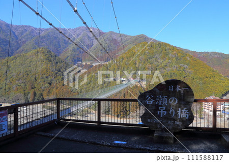 谷瀬の吊橋【日本最長の生活用鉄線の吊橋】 奈良県十津川村 111588117