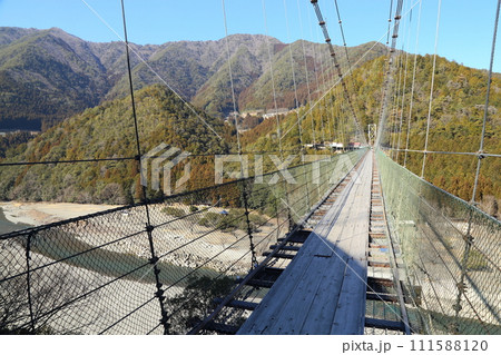 谷瀬の吊橋【日本最長の生活用鉄線の吊橋】 奈良県十津川村 111588120