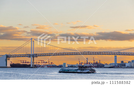 「東京都」夕陽の中、東京湾を走行する水上バス 111588382
