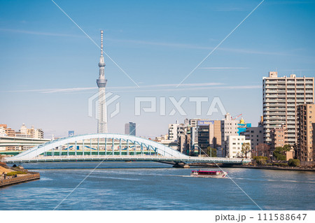 「(東京都」ウォーターフロント新川から見る永代橋とスカイツリーの風景 111588647