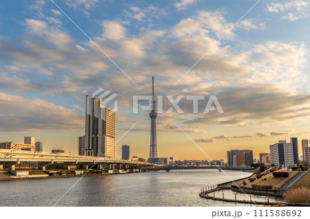「東京都」汐入公園から夕景の東京スカイツリーを望む 「東京都」汐入公園から夕景の東京スカイツリーを望む 111588692