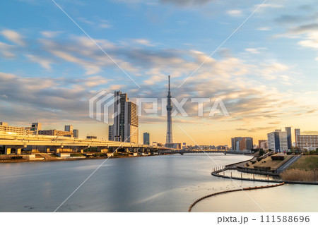「東京都」汐入公園から夕景の東京スカイツリーを望む 「東京都」汐入公園から夕景の東京スカイツリーを望む 111588696