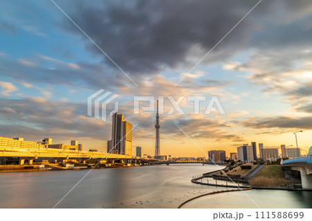 「東京都」汐入公園から夕景の東京スカイツリーを望む 111588699