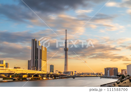 「東京都」汐入公園から夕景の東京スカイツリーを望む 「東京都」汐入公園から夕景の東京スカイツリーを望む 111588700