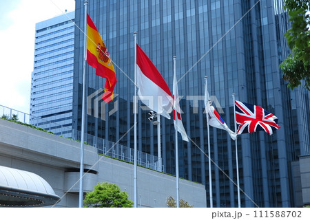 ホテルの玄関ポールに翻る、各国の国旗（スペイン、イギリス他） 111588702
