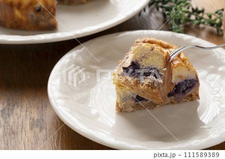 ブルーベリーチーズケーキ 箸あげ フォークで持ち上げる ブルーベリーチーズケーキ 箸あげ フォークで持ち上げる 111589389
