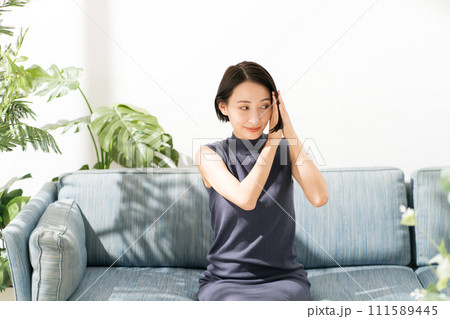 髪の毛のケアをする女性の写真 髪の毛のケアをする女性の写真 111589445