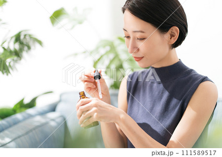 手に美容液を垂らす女性 手に美容液を垂らす女性 111589517
