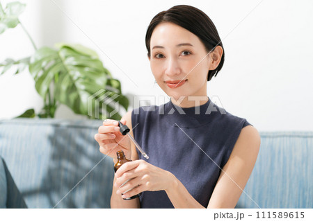 手に美容液を垂らす女性 111589615