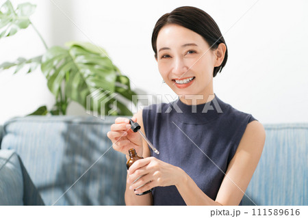手に美容液を垂らす女性 111589616
