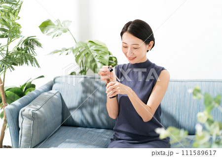 手に美容液を垂らす女性 111589617