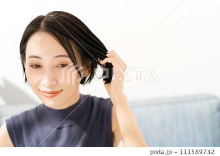 髪の毛のケアをする女性の写真 111589732