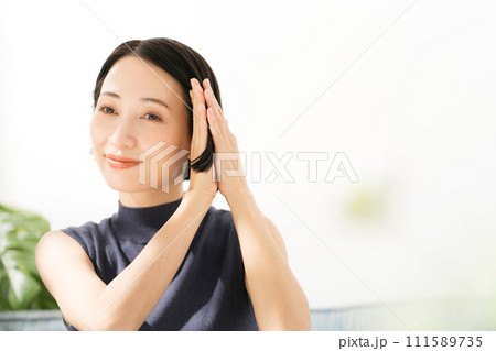 髪の毛のケアをする女性の写真 111589735