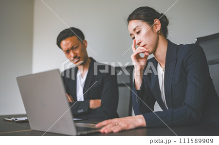 会議室でのビジネス 会議室でのビジネス 111589909