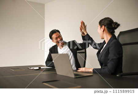 ハイタッチ：会議室でのビジネス 111589915