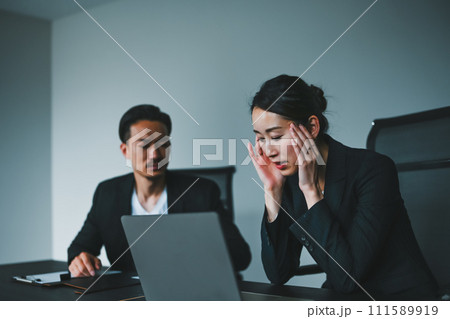 会議室でのビジネスイメージ。男女のビジネスパーソン。 会議室でのビジネスイメージ。男女のビジネスパーソン。 111589919