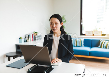 仕事をする女性 仕事をする女性 111589934
