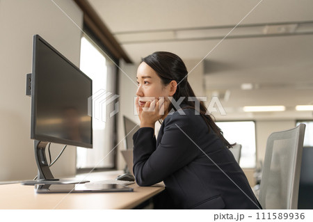 不安そうな女性（ビジネスパーソン） 111589936