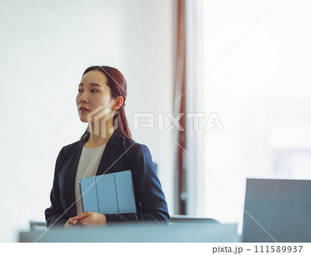 オフィスで働く働く女性 オフィスで働く働く女性 111589937