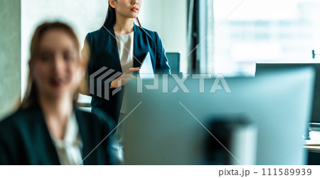 会社で働く女性 111589939