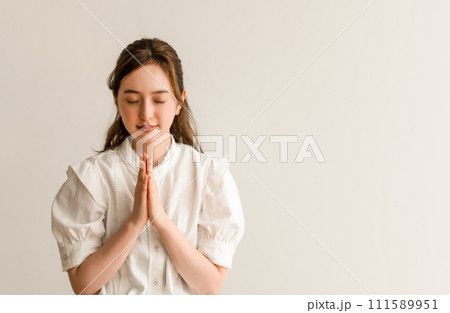 祈る女性 111589951
