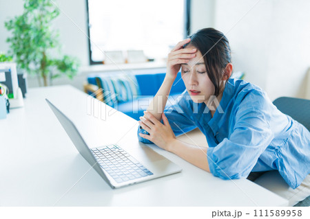 悩んでいる女性 悩んでいる女性 111589958