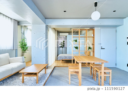 家具がレイアウトされ窓から光が明るいシンプルでおしゃれで開放的な部屋のある住宅の内観と内装の不動産 家具がレイアウトされ窓から光が明るいシンプルでおしゃれで開放的な部屋のある住宅の内観と内装の不動産 111590127