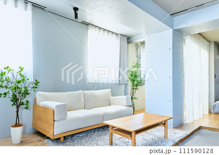 家具がレイアウトされたコンクリート打ちっぱなしの部屋のある明るくて綺麗な住居の人物なしの内観 111590128