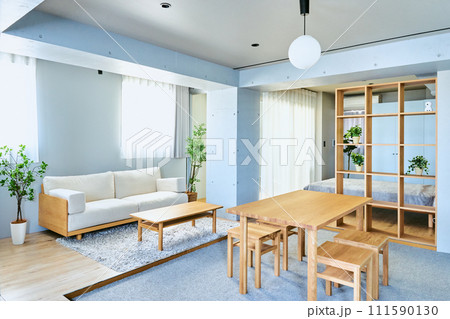 開放的な間取りでシンプルでおしゃれな家具の配置されたモデルルームのような部屋と住宅の無人の内装と内観 開放的な間取りでシンプルでおしゃれな家具の配置されたモデルルームのような部屋と住宅の無人の内装と内観 111590130