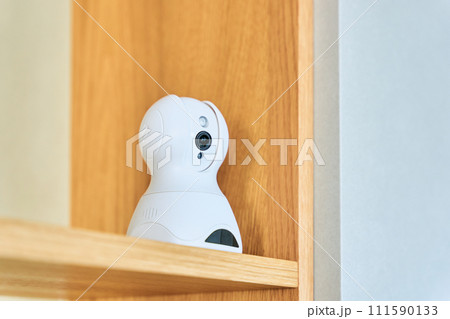 ペットモニターやベビーモニターで部屋の様子を見守り且つ防犯にもなる撮影と録画と監視をするウェブカメラ 111590133