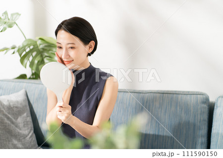 スキンケアをする女性の写真 スキンケアをする女性の写真 111590150